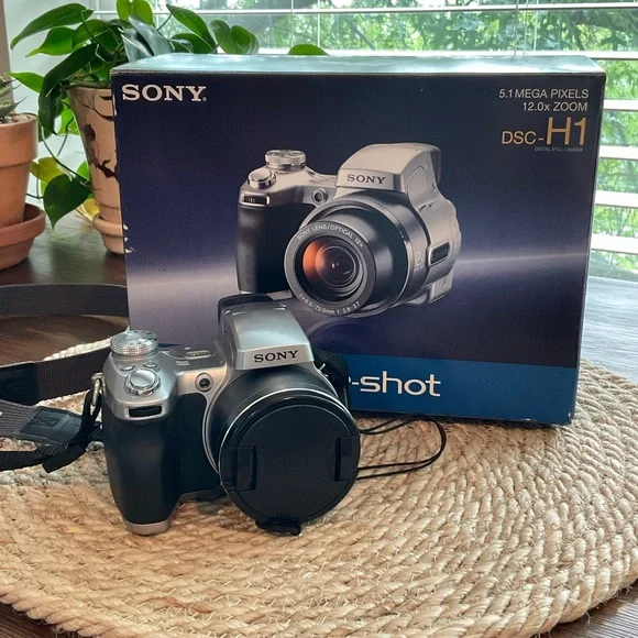 Sony Cyber-shot DSC-H1 DSC Super SteadyShot 5.1 Mega Pixels 12.0x Zoom in Box - Picture 4 of 16